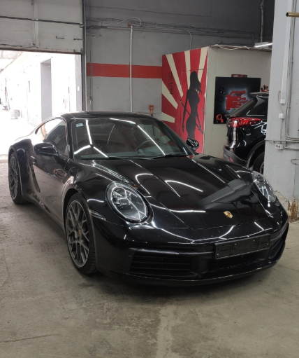 Porsche в боксе Magnum Motors на чип-тюнинге